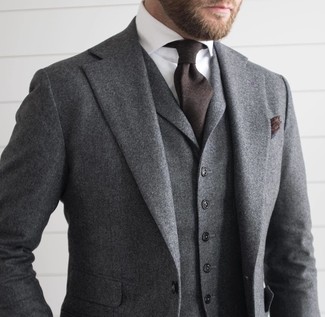 Модный лук: серый шерстяной костюм-тройка, белая классическая рубашка, темно-коричневый галстук, темно-коричневый нагрудный платок