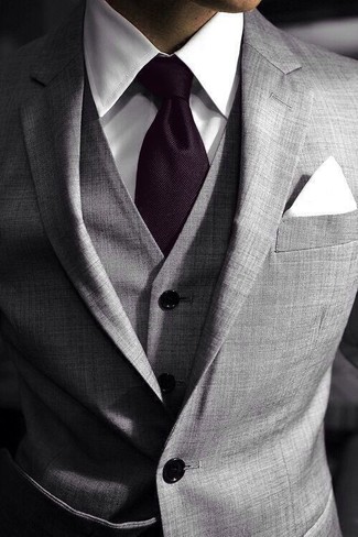 С чем носить темно-пурпурный галстук в 30 лет мужчине в деловом стиле: Комбо из серого костюма-тройки и темно-пурпурного галстука позволит создать стильный и утонченный ансамбль.