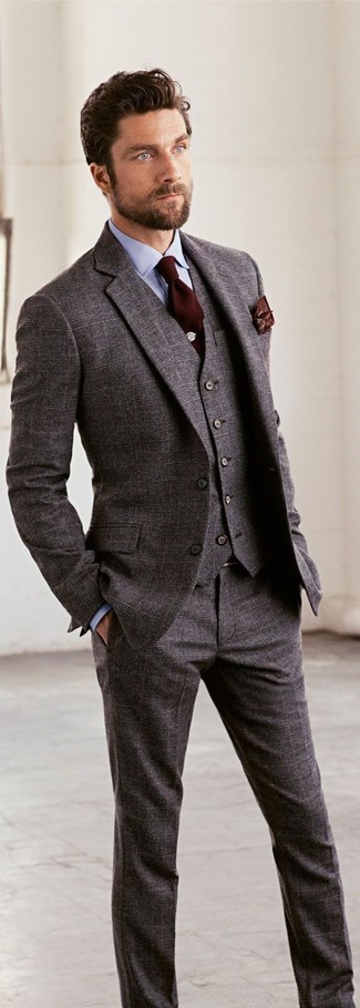 Модный лук: серый шерстяной костюм-тройка, голубая классическая рубашка, темно-коричневый галстук, темно-коричневый нагрудный платок с принтом