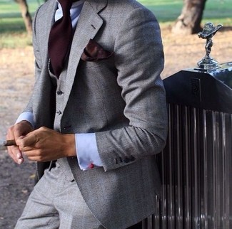 С чем носить темно-красный галстук в 30 лет мужчине лето: Сочетание серого костюма-тройки и темно-красного галстука поможет создать выразительный мужской образ. Такое сочетание одежды обязательно поможет пережить мучительную июльскую жару.