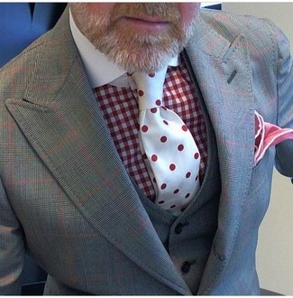 С чем носить темно-красный галстук в горошек за 60 лет мужчине: Несмотря на то, что это довольно-таки выдержанный образ, ансамбль из серого костюма-тройки в клетку и темно-красного галстука в горошек всегда будет нравиться джентльменам, пленяя при этом сердца дам.