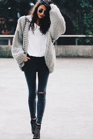 С чем носить серый свитер в 30 лет женщине: Серый свитер и черные рваные джинсы скинни помогут создать простой и практичный ансамбль для выходного в парке или шоппинга. Вкупе с этим луком великолепно выглядят черные замшевые ботильоны с вырезом.