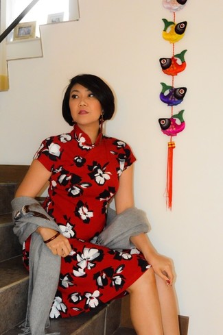 Модный лук: серый палантин, красное платье-миди с цветочным принтом, красный браслет
