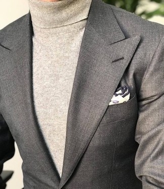 С чем носить бежевую водолазку мужчине в теплую погоду в стиле смарт-кэжуал: Бежевая водолазка и серый пиджак — великолепный выбор для повседневного офисного ансамбля.