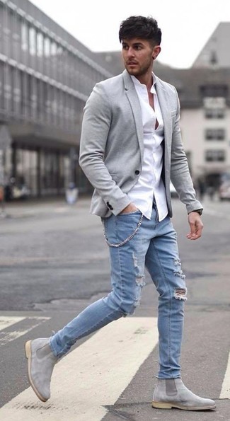 С чем носить голубые рваные джинсы мужчине: Тандем серого шерстяного пиджака и голубых рваных джинсов поможет составить интересный мужской образ в повседневном стиле. Любишь экспериментировать? Закончи ансамбль серыми замшевыми ботинками челси.