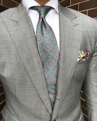 Модный лук: серый пиджак, белая классическая рубашка, мятный шелковый галстук с принтом, бежевый нагрудный платок с принтом