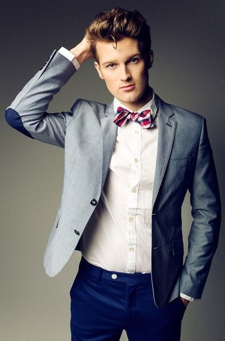 С чем носить бело-красно-синий галстук-бабочку мужчине: Если в одежде ты делаешь ставку на комфорт и функциональность, серый пиджак и бело-красно-синий галстук-бабочка — классный выбор для расслабленного повседневного мужского образа.