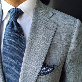 С чем носить темно-синий нагрудный платок с принтом в 30 лет в деловом стиле: Если ты делаешь ставку на комфорт и практичность, серый пиджак и темно-синий нагрудный платок с принтом — отличный выбор для модного мужского ансамбля на каждый день.
