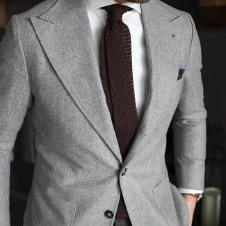 Модный лук: серый пиджак, белая классическая рубашка, темно-коричневый вязаный галстук, темно-зеленый нагрудный платок