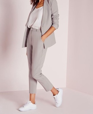 Модный лук: серый пиджак, белая шелковая майка, серые узкие брюки, белые кожаные низкие кеды
