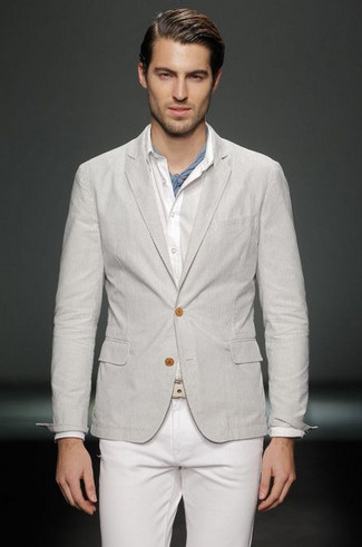 Как носить белую рубашку с длинным рукавом с темно-серым пиджаком мужчине: Сочетание темно-серого пиджака и белой рубашки с длинным рукавом — отличный пример непринужденного офисного стиля для парней.