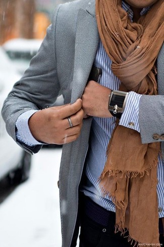 Модный лук: серый пиджак, белая рубашка с длинным рукавом в вертикальную полоску, табачный шарф