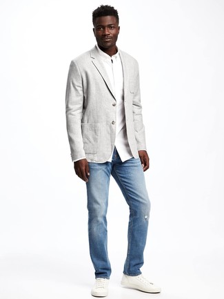 Какие низкие кеды носить с серым пиджаком в 20 лет мужчине в теплую погоду в стиле смарт-кэжуал: Серый пиджак в сочетании с голубыми джинсами — необычный вариант для мужчин, работающих в офисе. Любители рискованных вариантов могут дополнить лук низкими кедами.