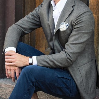 С чем носить бело-темно-синий нагрудный платок с принтом в 30 лет в стиле смарт-кэжуал: Сочетание серого шерстяного пиджака и бело-темно-синего нагрудного платка с принтом - очень практично, и поэтому великолепно подходит для повседневой носки.