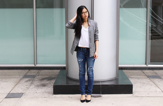 Модный лук: серый пиджак, белая футболка с v-образным вырезом, синие рваные джинсы скинни, черные замшевые туфли