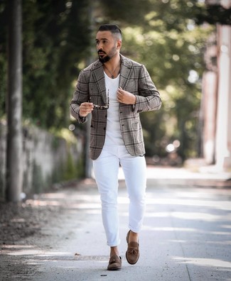 Какие лоферы с кисточками носить с серым пиджаком в теплую погоду: Серый пиджак и белые зауженные джинсы — хороший образ, если ты хочешь создать расслабленный, но в то же время модный мужской образ. Любишь экспериментировать? Дополни образ лоферами с кисточками.