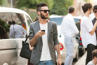 Как носить пиджак с джинсами в 30 лет мужчине в стиле кэжуал: Составив образ из пиджака и джинсов, можно получить подходящий мужской образ для неофициальных встреч после работы.