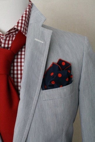 С чем носить красный галстук мужчине в стиле смарт-кэжуал: Серый пиджак и красный галстук позволят создать эффектный мужской образ.