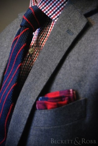 С чем носить красно-темно-синий нагрудный платок: Стильное сочетание серого шерстяного пиджака и красно-темно-синего нагрудного платка подходит для мероприятий, когда удобство ставится превыше всего.