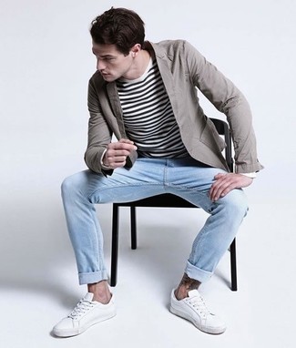 Модный лук: серый хлопковый пиджак, бело-черный свитер с круглым вырезом в горизонтальную полоску, голубые джинсы, белые низкие кеды