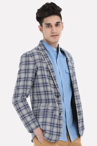 С чем носить серый пиджак в шотландскую клетку мужчине в стиле смарт-кэжуал: Серый пиджак в шотландскую клетку и светло-коричневые брюки чинос — превосходное решение для встреч с деловым дресс-кодом.