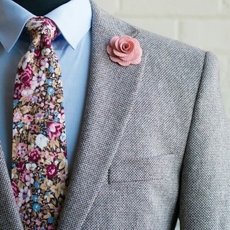 С чем носить розовую мужскую брошь: Если в одежде ты делаешь ставку на комфорт и практичность, серый шерстяной пиджак и розовая мужская брошь — превосходный вариант для привлекательного повседневного мужского образа.
