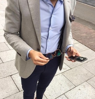 С чем носить серый шерстяной пиджак мужчине в стиле смарт-кэжуал: Серый шерстяной пиджак и темно-синие брюки чинос помогут создать необыденный мужской лук для офиса.