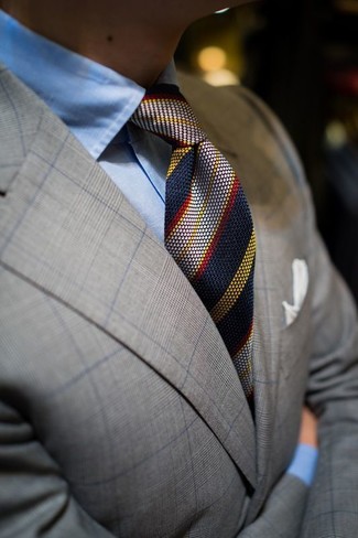 Модный лук: серый пиджак в шотландскую клетку, голубая классическая рубашка, темно-синий галстук в вертикальную полоску, белый нагрудный платок