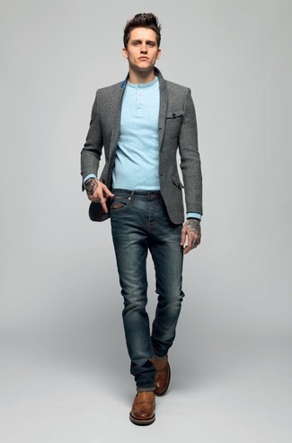 Какие пиджаки носить с темно-коричневыми ботинками челси мужчине: Образ из пиджака и темно-синих джинсов — образец современного городского стиля. Не прочь сделать лук немного элегантнее? Тогда в качестве дополнения к этому ансамблю, стоит обратить внимание на темно-коричневые ботинки челси.