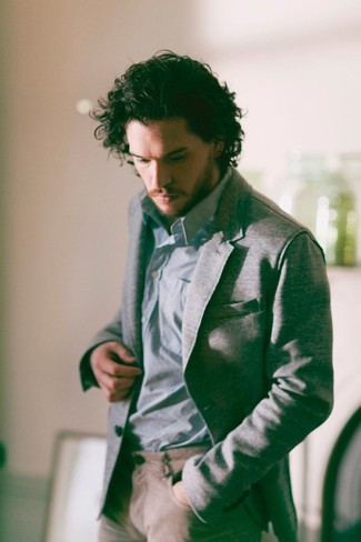 Как носить серый пиджак с бежевыми брюками чинос: Серый пиджак в паре с бежевыми брюками чинос — воплощение привлекательного офисного стиля для молодых людей.