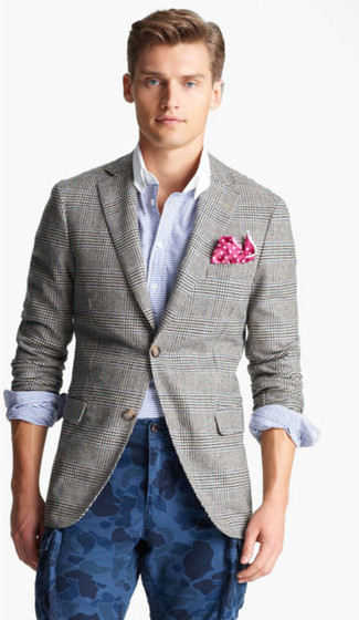 Модный лук: серый пиджак в шотландскую клетку, голубая рубашка с длинным рукавом в горизонтальную полоску, темно-синие брюки карго с камуфляжным принтом, ярко-розовый нагрудный платок в горошек