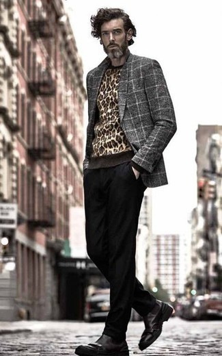 С чем носить темно-серый пиджак за 40 лет мужчине: Темно-серый пиджак и черные брюки чинос — идеальный выбор для воплощения мужского ансамбля в стиле смарт-кэжуал. Любители необычных луков могут дополнить лук черными кожаными ботинками челси, тем самым добавив в него немного изысканности.