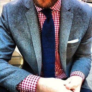 С чем носить темно-синий вязаный галстук мужчине в теплую погоду: Серый шерстяной пиджак в паре с темно-синим вязаным галстуком позволит создать модный классический образ.