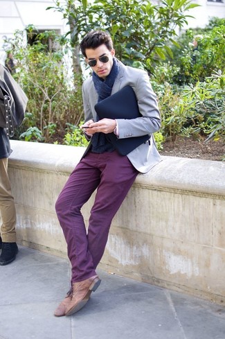 Модный лук: серый пиджак, пурпурные брюки чинос, коричневые кожаные ботинки дезерты, темно-синий вязаный шарф