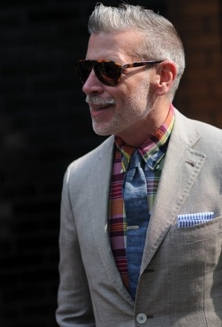 С чем носить серебряный пиджак за 50 лет мужчине лето в стиле смарт-кэжуал: Серебряный пиджак в паре с разноцветной рубашкой с длинным рукавом в шотландскую клетку поможет создать стильный, но в то же время мужественный образ. Такое сочетание обязательно тебе понравится для жарких дней.