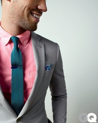 С чем носить оливковый вязаный галстук мужчине в теплую погоду: Комбо из серого пиджака и оливкового вязаного галстука позволит составить эффектный мужской образ.