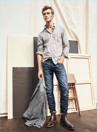 Как носить темно-синие джинсы с серым шерстяным пиджаком мужчине осень в стиле смарт-кэжуал: Комбо из серого шерстяного пиджака и темно-синих джинсов поможет создать стильный, и в то же время мужественный образ. И почему бы не добавить в повседневный лук чуточку стильной строгости с помощью темно-коричневых кожаных ботинок челси? Этот ансамбль идеально подходит для переменчивой осенней погоды.