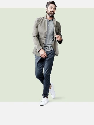 С чем носить серебряный пиджак за 40 лет мужчине в стиле кэжуал: Комбо из серебряного пиджака и темно-серых брюк чинос — нескучный выбор для работы в офисе. Чтобы привнести в образ толику расслабленности , на ноги можно надеть белые низкие кеды из плотной ткани.