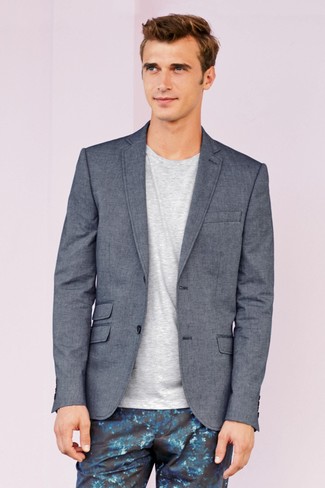 Модный лук: серый пиджак, серая футболка с круглым вырезом, темно-синие брюки чинос с цветочным принтом