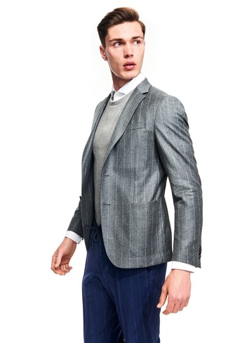 Модный лук: серый пиджак в вертикальную полоску, серый свитер с круглым вырезом, белая классическая рубашка, темно-синие классические брюки в вертикальную полоску