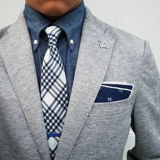 С чем носить темно-сине-зеленый галстук в шотландскую клетку мужчине: Серый шерстяной пиджак в сочетании с темно-сине-зеленым галстуком в шотландскую клетку — олицетворение строгого делового стиля.