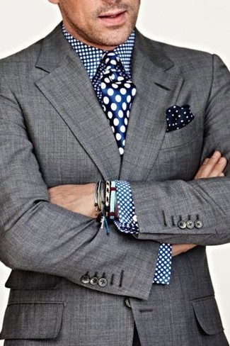 С чем носить темно-синий нагрудный платок в горошек: Если у тебя наметился насыщенный день, сочетание серого пиджака и темно-синего нагрудного платка в горошек поможет составить практичный образ в расслабленном стиле.