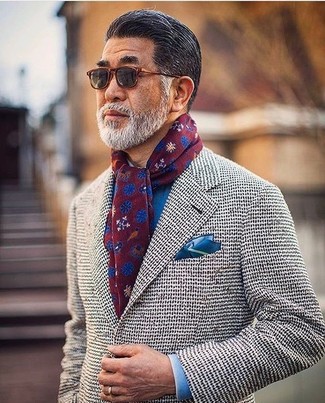 С чем носить шарф за 50 лет мужчине в стиле смарт-кэжуал: Серый вязаный пиджак и шарф — замечательная формула для создания стильного и несложного лука.