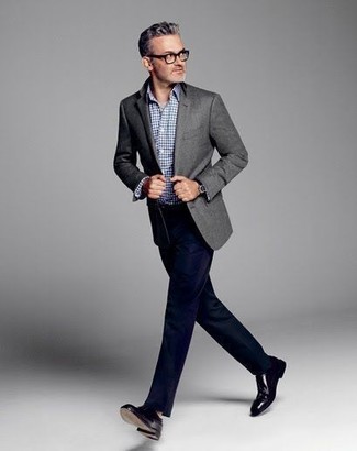 Как носить серый шерстяной пиджак с темно-синими классическими брюками мужчине в теплую погоду в деловом стиле: Серый шерстяной пиджак и темно-синие классические брюки — олицетворение элегантного стиля. В тандеме с этим образом наиболее гармонично будут смотреться черные кожаные оксфорды.