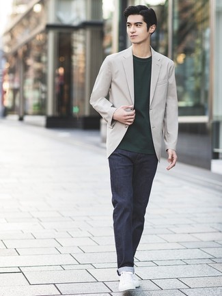 Какие джинсы носить с серым пиджаком мужчине: Серый пиджак и джинсы — превосходное решение для встреч с деловым дресс-кодом. Этот образ выгодно закончат белые кожаные низкие кеды.