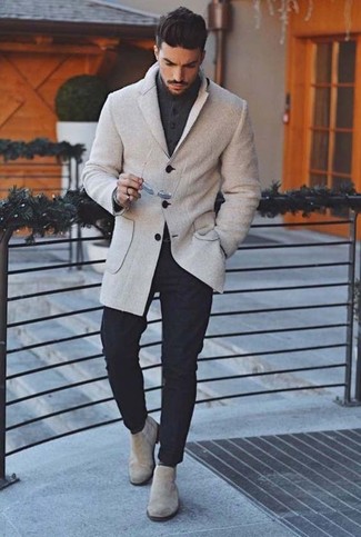Какие брюки чинос носить с серым кардиганом в 30 лет в теплую погоду: Сочетание серого кардигана и брюк чинос поможет выглядеть аккуратно, но при этом выразить твой индивидуальный стиль. Закончив лук серыми замшевыми ботинками челси, ты привнесешь в него нотки мужественной элегантности.