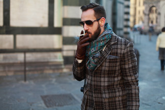 С чем носить темно-бирюзовый шарф в 30 лет мужчине в стиле смарт-кэжуал: Сочетание серого пиджака в шотландскую клетку и темно-бирюзового шарфа пользуется особой популярностью среди ценителей практичного удобства.