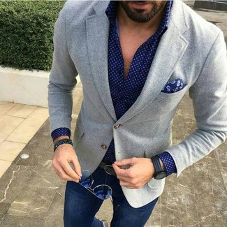 С чем носить темно-синюю рубашку с длинным рукавом в горошек мужчине осень: Лук из темно-синей рубашки с длинным рукавом в горошек и темно-синих джинсов — хороший пример современного городского стиля. Это превосходный лук, который отлично подходит для пасмурной погоды.