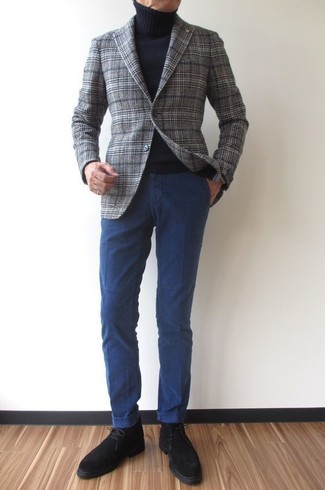 С чем носить шерстяной пиджак в шотландскую клетку мужчине осень: Тандем шерстяного пиджака в шотландскую клетку и темно-синих брюк чинос позволит воплотить в твоем образе городской стиль современного мужчины. В сочетании с этим образом наиболее удачно будут смотреться черные замшевые ботинки дезерты. Уверены, это отличный вариант для межсезонья, когда погода начнет меняться с теплой на прохладную.