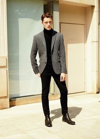 Модный лук: серый шерстяной пиджак, черная водолазка, черные брюки чинос, темно-коричневые кожаные ботинки челси